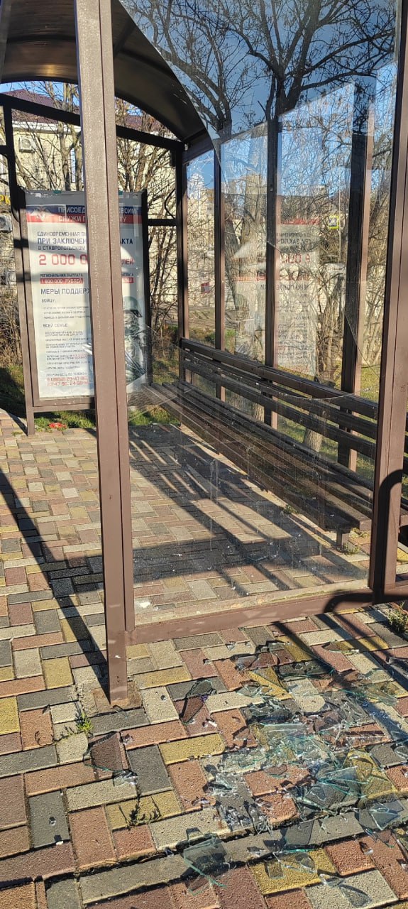 На Биофабрике тоже недавно разбили на остановку.
🧐 В соцсетях пишут, что это сделала пожилая женщина со словами «Так мне надо». | Сетка — социальная сеть от hh.ru