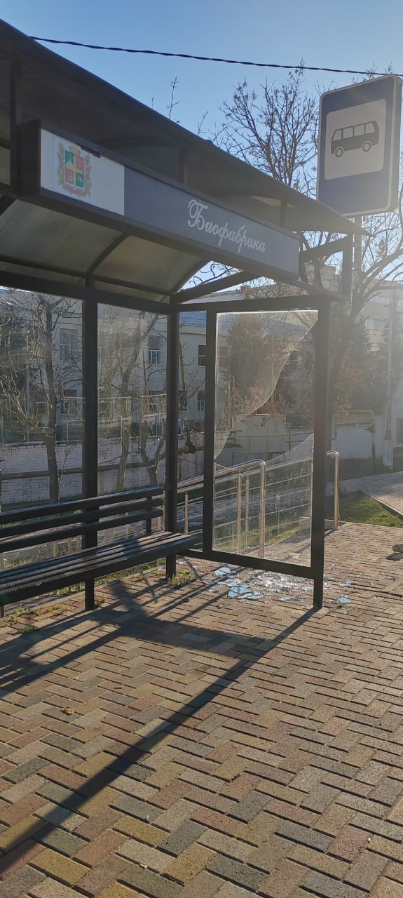 На Биофабрике тоже недавно разбили на остановку.
🧐 В соцсетях пишут, что это сделала пожилая женщина со словами «Так мне надо». | Сетка — социальная сеть от hh.ru
