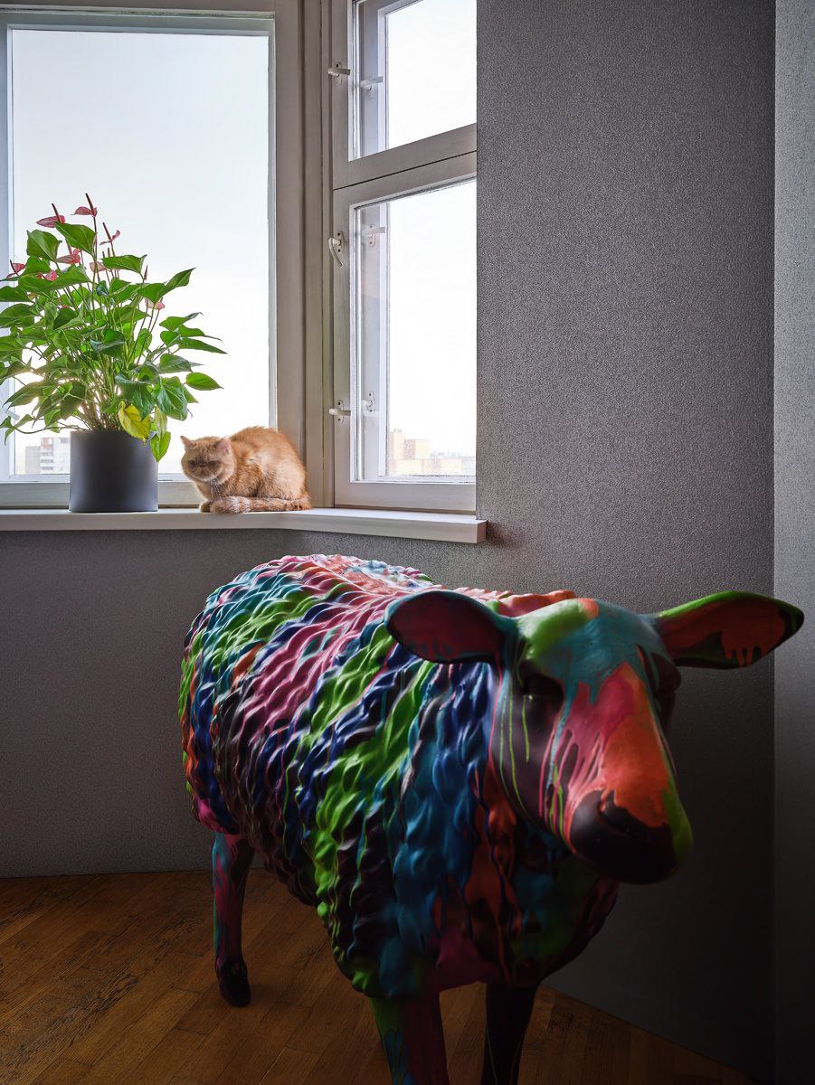 В нашей постоянной рубрике #котвыходногодня не искусство, а #интерьерсобложки и квартира нашего коллеги журналиста, стилиста и незаменимого специалиста из сферы интерьерного дизайна Вадима Костырина, ... | Сетка — социальная сеть от hh.ru