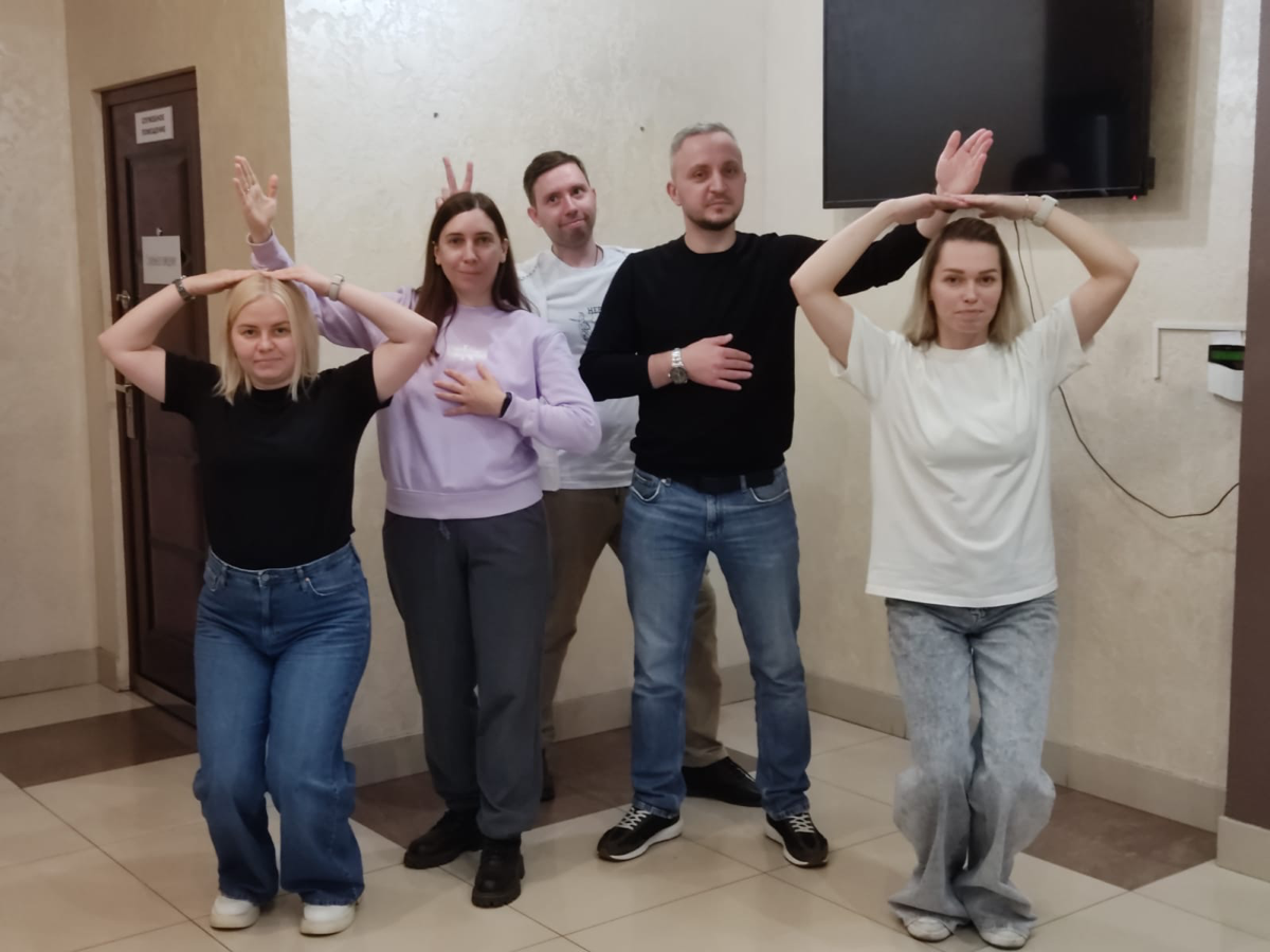 Привет, друзья! ✨ Хочу поделиться крутой новостью: я завершила первую ступень проекта «Спикер»! 🚀
Захотела стать профессиональным спикером, выступать на форумах и мероприятиях, и записалась на курс | Сетка — социальная сеть от hh.ru