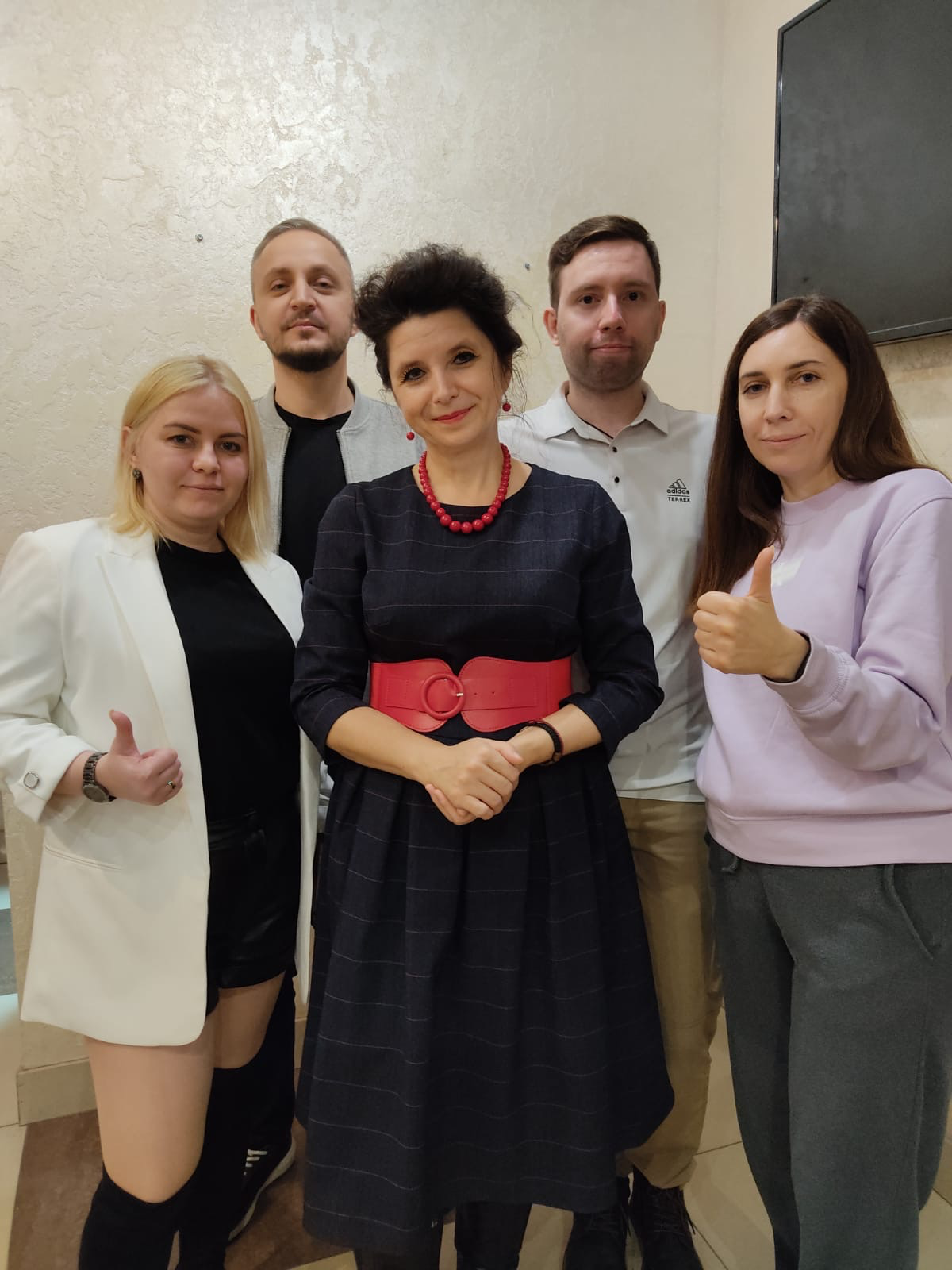 Привет, друзья! ✨ Хочу поделиться крутой новостью: я завершила первую ступень проекта «Спикер»! 🚀
Захотела стать профессиональным спикером, выступать на форумах и мероприятиях, и записалась на курс | Сетка — социальная сеть от hh.ru