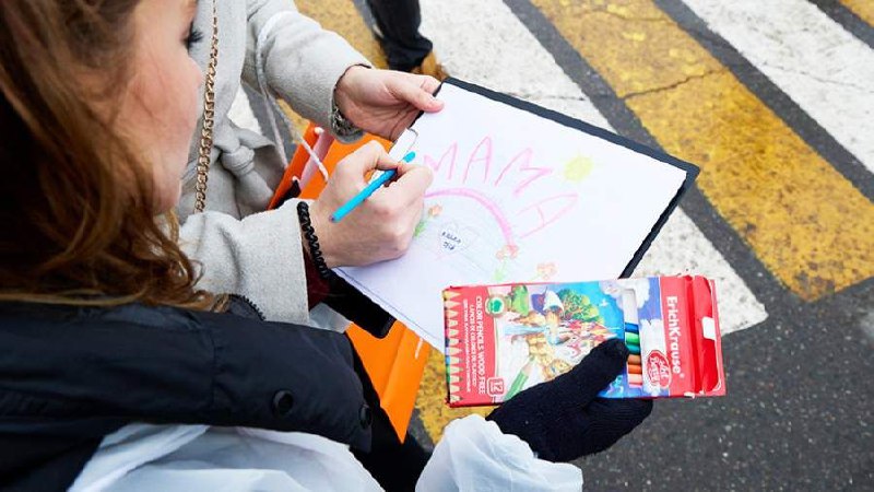 🖼Давно вы рисовали рисунок для мамы? Сегодня есть возможность показать его не только маме, но и всей стране. Уникальную акцию организовал агентство UGC-центр совместно с медиахолдингом МАЕР | Сетка — социальная сеть от hh.ru