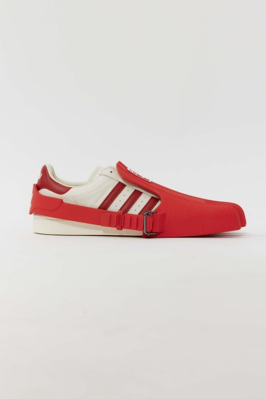 Adidas обезумел и выпустил кроссовки с пальцами Adidas Superfinger Superstar. Это коллаб с итальянским модным брендом AvAvAv. Собственно, пальцы — это отсылка к их знаменитым сапогам | Сетка — социальная сеть от hh.ru