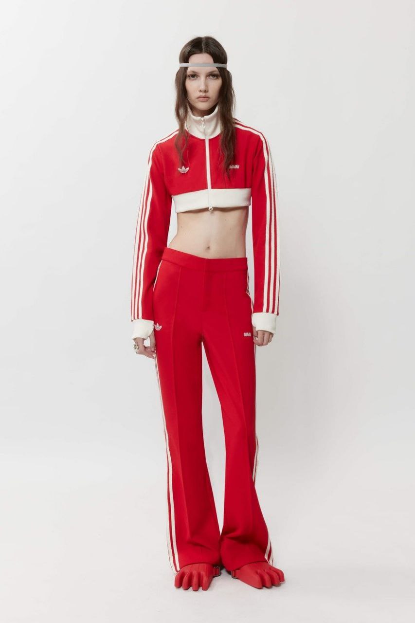 Adidas обезумел и выпустил кроссовки с пальцами Adidas Superfinger Superstar. Это коллаб с итальянским модным брендом AvAvAv. Собственно, пальцы — это отсылка к их знаменитым сапогам | Сетка — социальная сеть от hh.ru