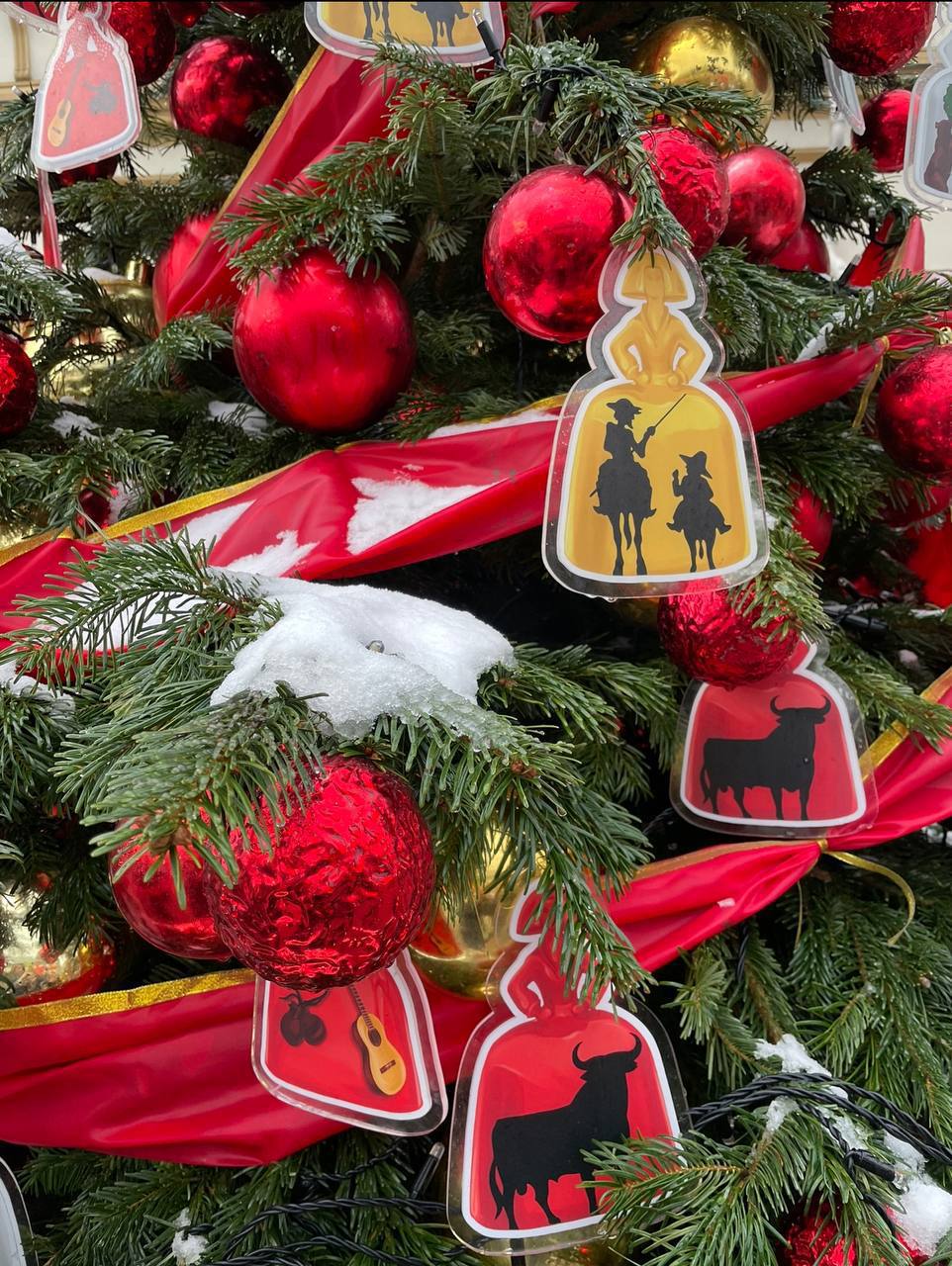 🎄С 14 декабря начнется фестиваль «Путешествие в Рождество»14 декабря - 12 января
Каждый год деревья украшают дизайнеры, художники и студенты творческих вузов, стараясь сделать свои деревья максимально... | Сетка — социальная сеть от hh.ru