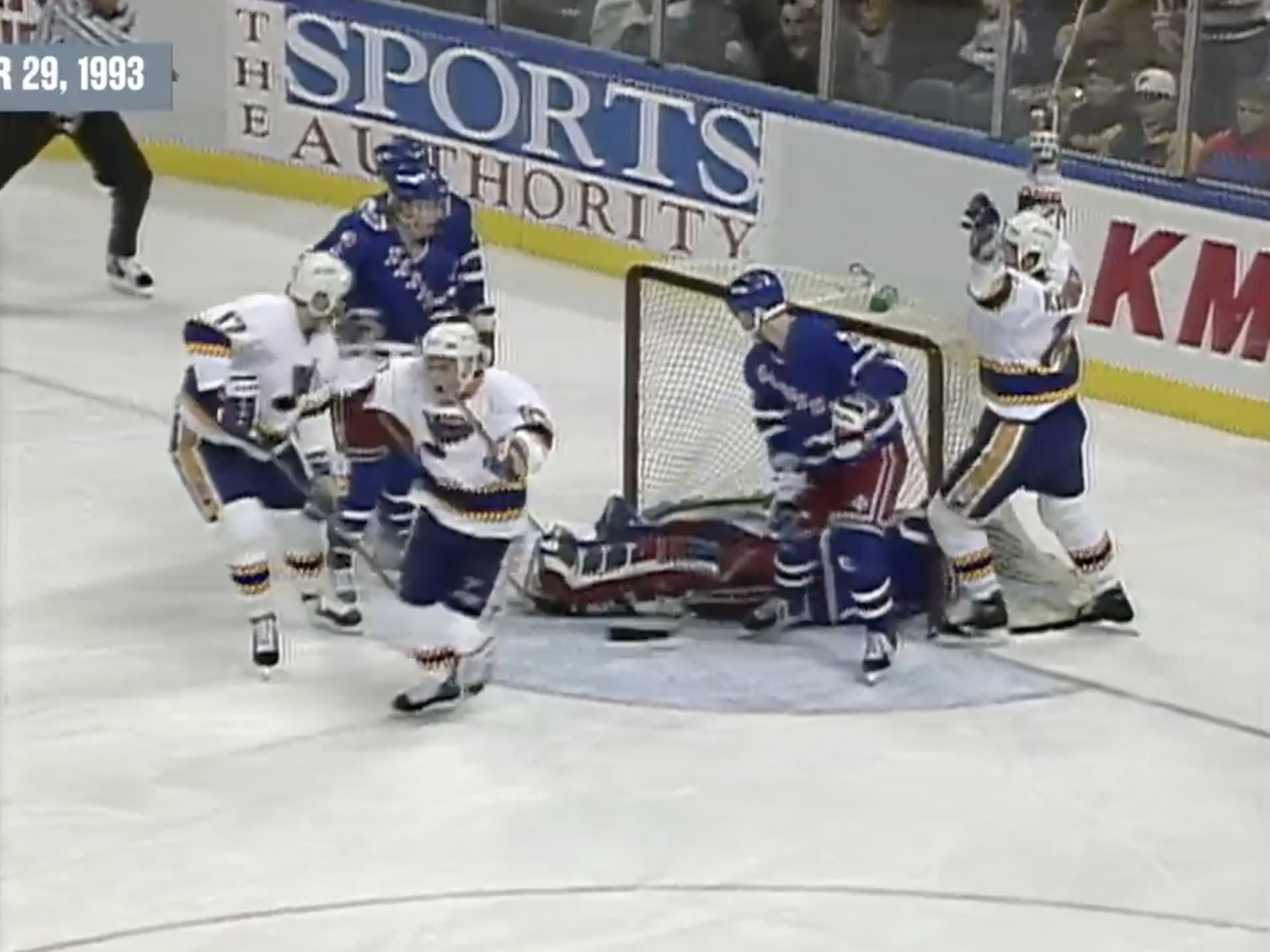 Джим Монтгомери
Его первый гол в НХЛ состоялся в 1993 году, когда Монти был игроком 🎷. Он поразил ворота 🥅.
Сегодня Джим провёл первый матч в качестве главного тренера 🎷 против 🥅 и выиграл его | Сетка — социальная сеть от hh.ru