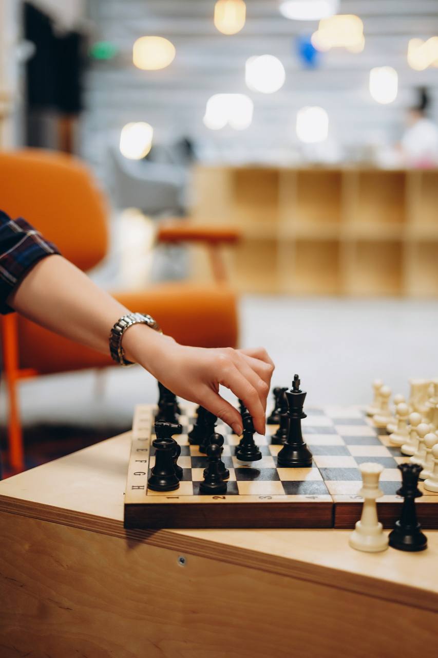 Знали ли вы о странных правилах этикета на работе? 🤔
1️⃣ Запрет на использование красного цвета: В некоторых странах считается, что красный цвет может вызывать агрессию, поэтому его использование в оф... | Сетка — социальная сеть от hh.ru