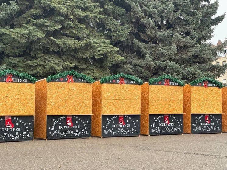 🎄В Ессентуках уже царит праздничное настроение
На Театральной площади активно идет монтаж главной елки и ярмарочных зон | Сетка — социальная сеть от hh.ru