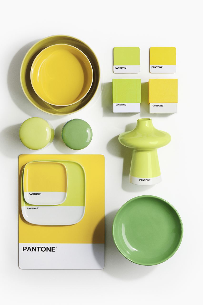 H&M Home и Pantone представили совместную коллекцию товаров для дома, которая явно придется по вкусу графическим дизайнерам.
В нее вошли различные предметы декора и посуда в фирменных оттенках Pantone | Сетка — социальная сеть от hh.ru