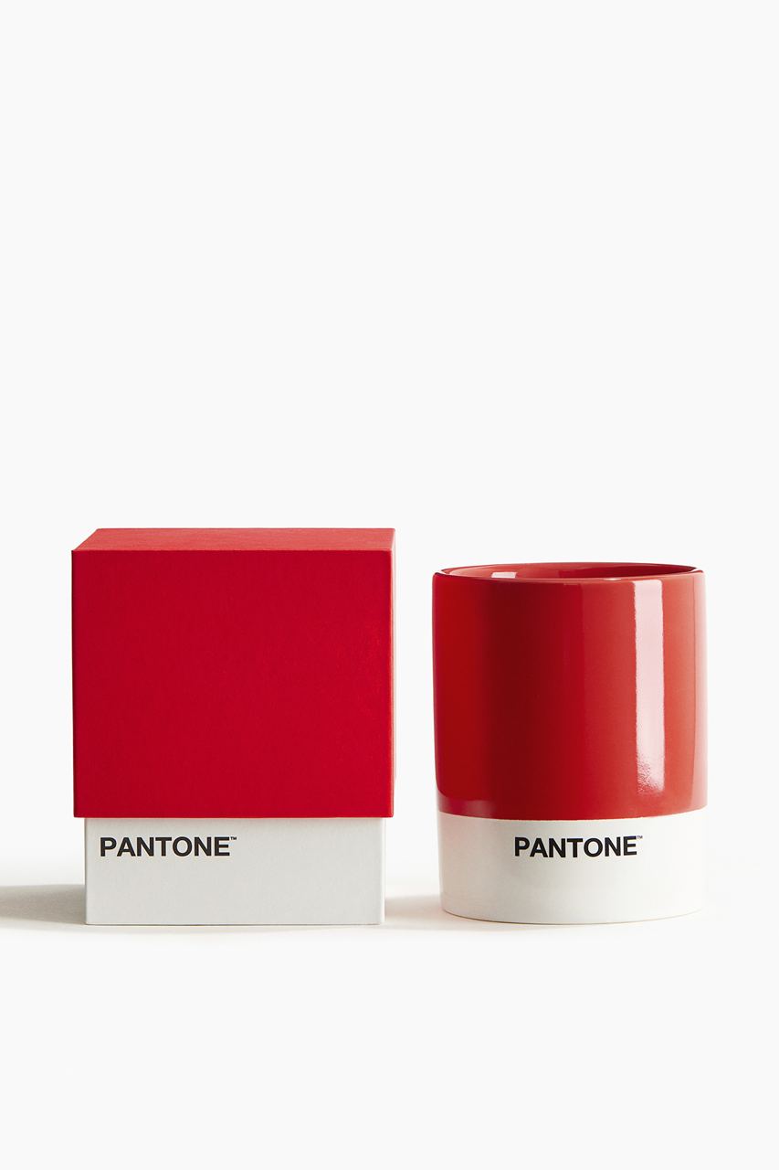 H&M Home и Pantone представили совместную коллекцию товаров для дома, которая явно придется по вкусу графическим дизайнерам.
В нее вошли различные предметы декора и посуда в фирменных оттенках Pantone | Сетка — социальная сеть от hh.ru