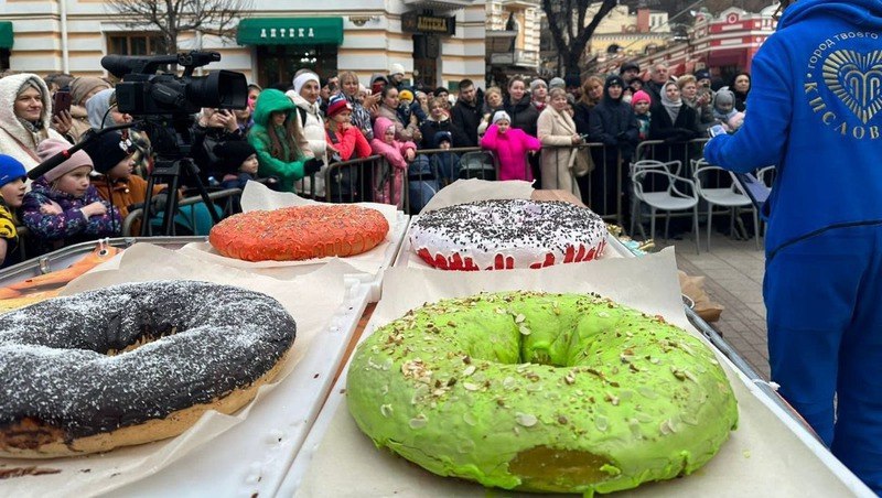 🍩 В Кисловодске пройдет фестиваль «Я — легендарный пончик»
Мероприятие пройдет с 2 по 8 января. Гостей ждут дегустации пончиков и множество увлекательных активностей | Сетка — социальная сеть от hh.ru
