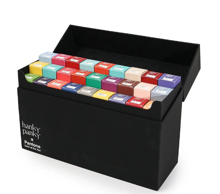 Pantone заколлабился с брендом нижнего белья Hanky Panky
В коллекцию вошли фирменные кружевные стринги Hanky Panky в главных цветах каждого года, начиная с 2000, — именно тогда Pantone впервые объявил... | Сетка — социальная сеть от hh.ru