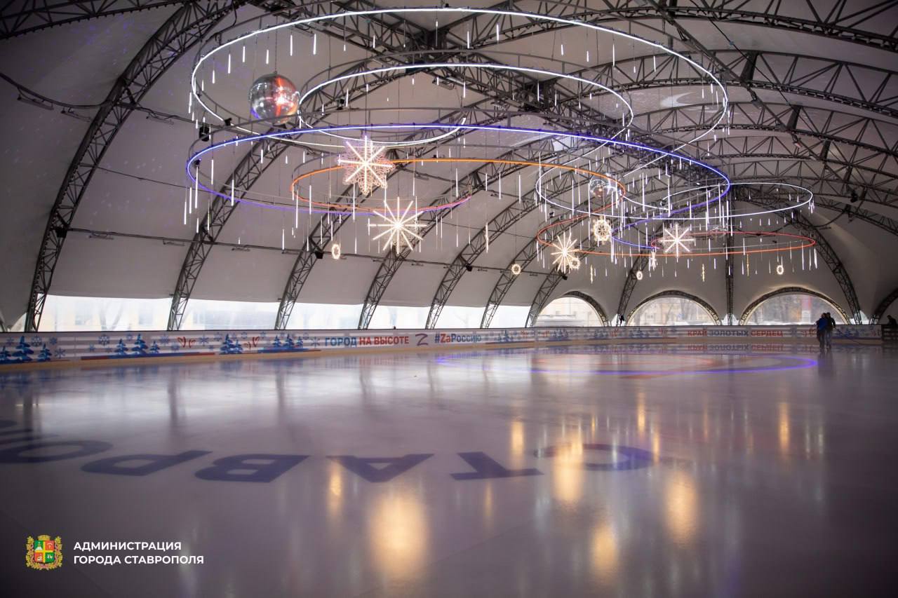 🎄Ставрополье продолжают украшать к Новому году
В краевой столице возводят «сказочный лес» из 34-х искусственных елей.
Параллельно завершается заливка льда на арене катка | Сетка — социальная сеть от hh.ru
