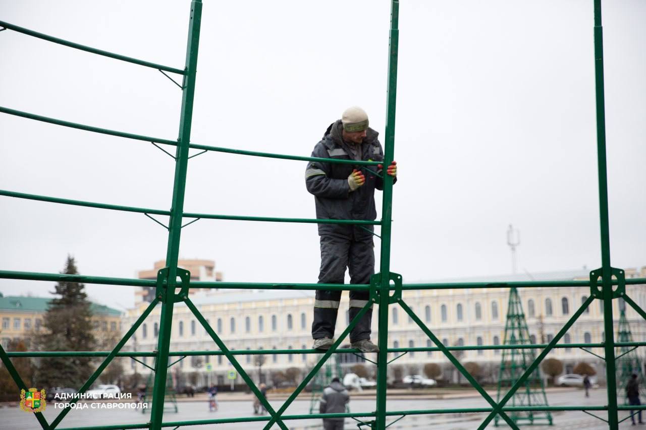 🎄Ставрополье продолжают украшать к Новому году
В краевой столице возводят «сказочный лес» из 34-х искусственных елей.
Параллельно завершается заливка льда на арене катка | Сетка — социальная сеть от hh.ru