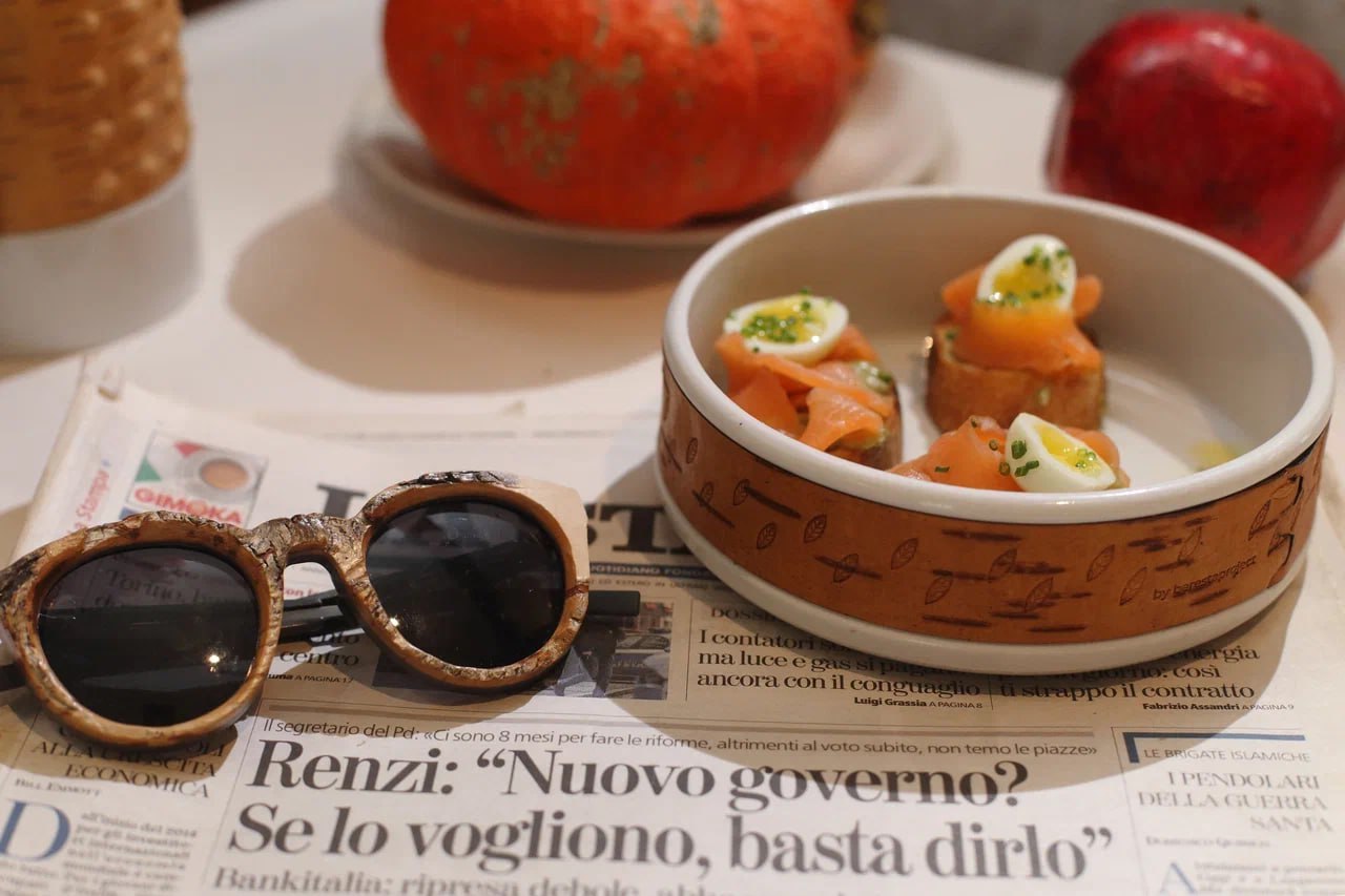 Наш любимый берестяной бренд Берёста Project поделился прекрасной фотосъёмкой своей посуды в окружении очков Brevno из бересты и блюд итальянского ресторана Уника | Сетка — социальная сеть от hh.ru