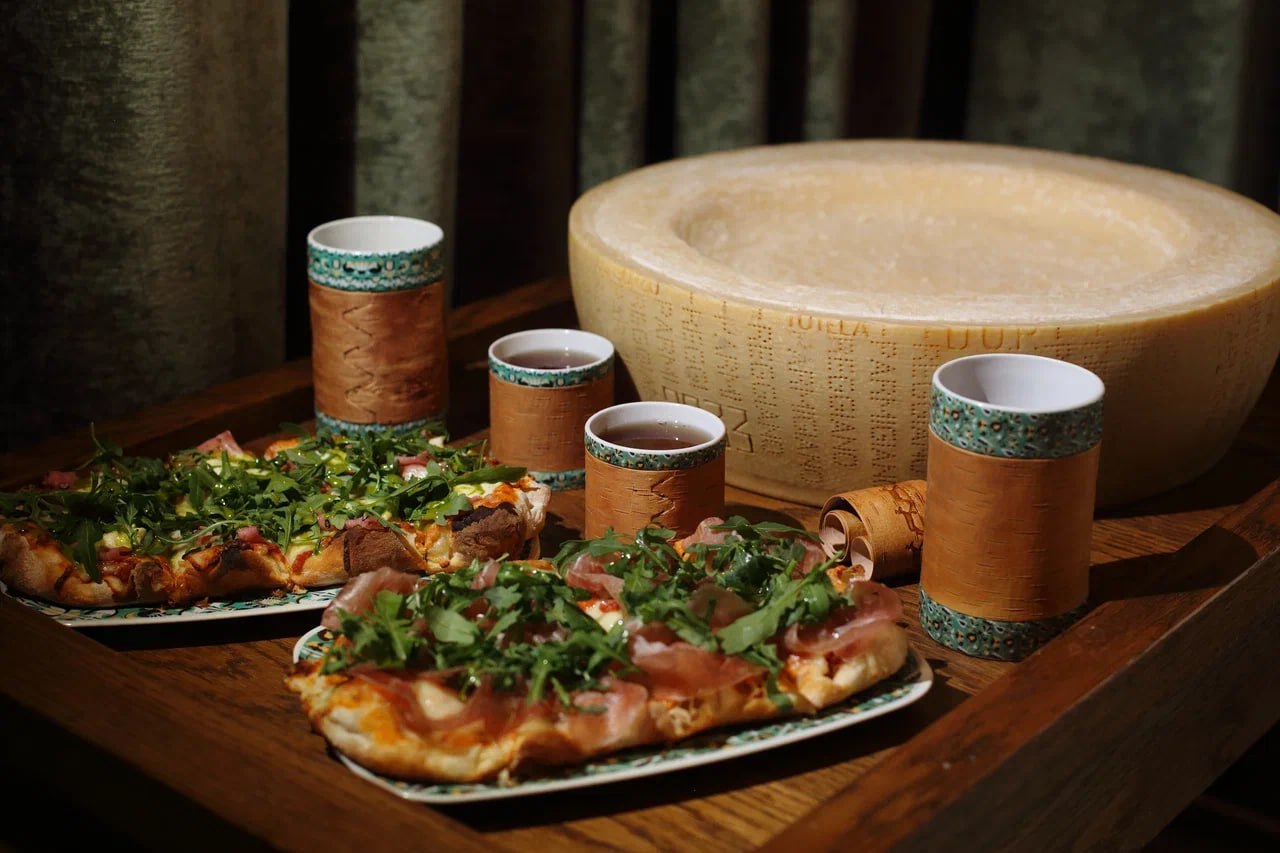 Наш любимый берестяной бренд Берёста Project поделился прекрасной фотосъёмкой своей посуды в окружении очков Brevno из бересты и блюд итальянского ресторана Уника | Сетка — социальная сеть от hh.ru