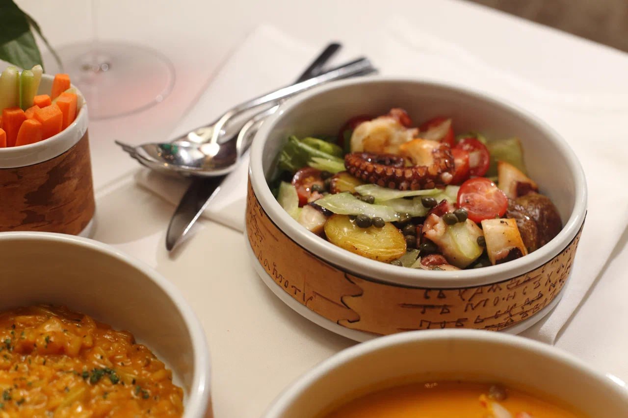 Наш любимый берестяной бренд Берёста Project поделился прекрасной фотосъёмкой своей посуды в окружении очков Brevno из бересты и блюд итальянского ресторана Уника | Сетка — социальная сеть от hh.ru