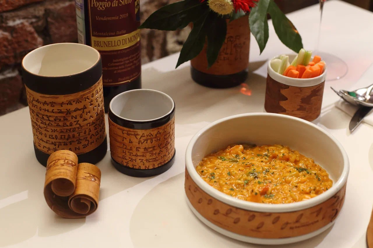 Наш любимый берестяной бренд Берёста Project поделился прекрасной фотосъёмкой своей посуды в окружении очков Brevno из бересты и блюд итальянского ресторана Уника | Сетка — социальная сеть от hh.ru