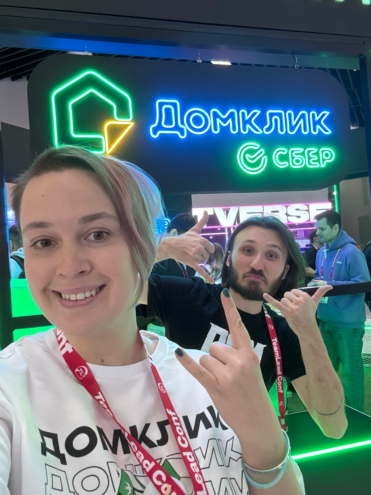 Всем привет!
Меня зовут Женя Кадомец, я HR в Домклик.
Сегодня тусуюсь на TeamLead conf.
Как обычно, тут очень много крутых стендов и спикеров. Приходите пообщаться и знакомится на наш стенд (Домклик) | Сетка — социальная сеть от hh.ru