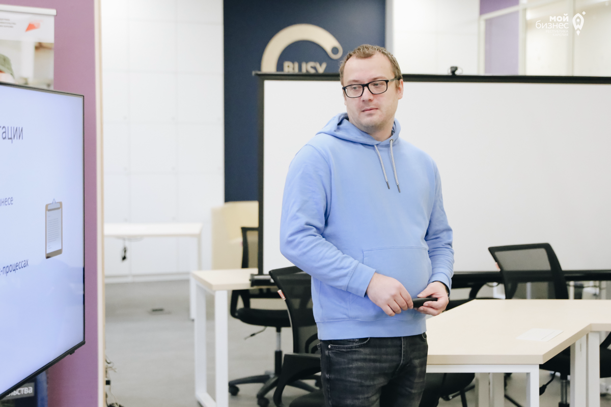 Вчера откатал семинар ИИ для автоматизации бизнес процессов. Вот решил просто фоточками поделиться как увлеченно предприниматели слушают мой рассказ как применять ИИ сервисы в своем бизнесе | Сетка — социальная сеть от hh.ru