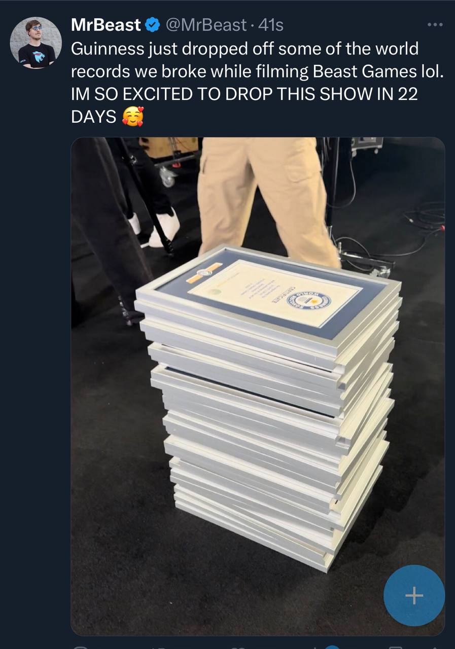 Ничего особенного, просто стопка сертификатов рекордов Гиннеса, которые MrBeast и его команда побили за время съемок предстоящего шоу Beast Games. Я насчитал 29 штук | Сетка — социальная сеть от hh.ru
