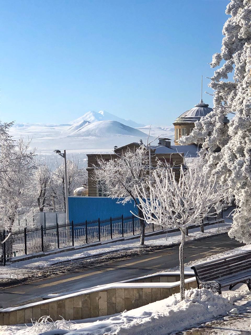 Снежная сказка 💫❄️
📍Курортная зона. Пятигорск.
📸Фотограф Артём Мелетов | Сетка — социальная сеть от hh.ru