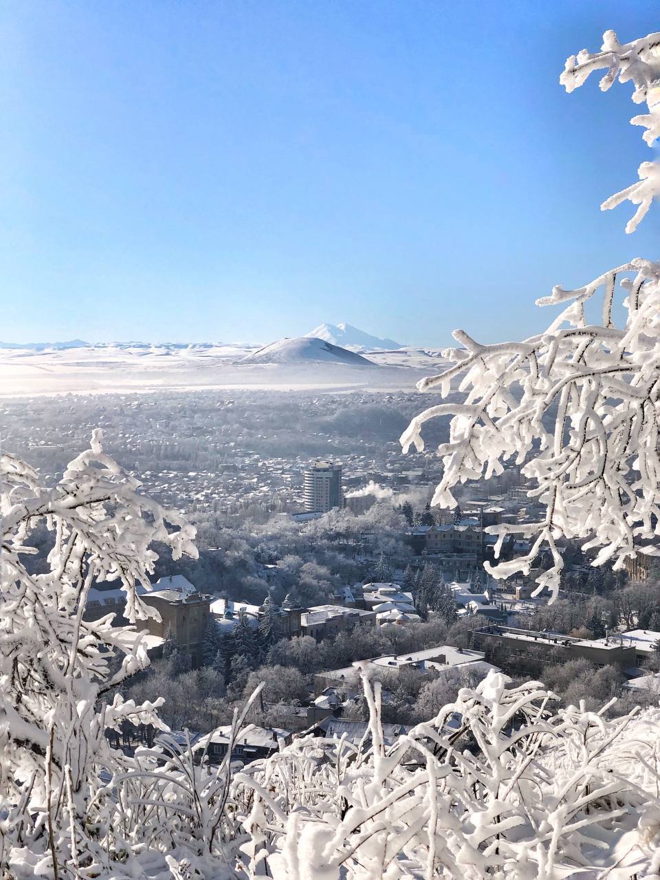 Снежная сказка 💫❄️
📍Курортная зона. Пятигорск.
📸Фотограф Артём Мелетов | Сетка — социальная сеть от hh.ru