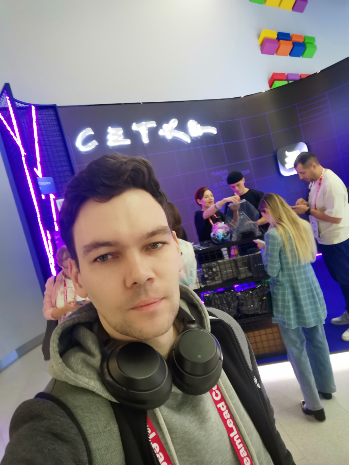 Всем привет с ТимЛид конфа!) Если не считать странностей с трансфером - всем рекомендую. Сейчас на классном стенде ребят из Сетки :) | Сетка — социальная сеть от hh.ru