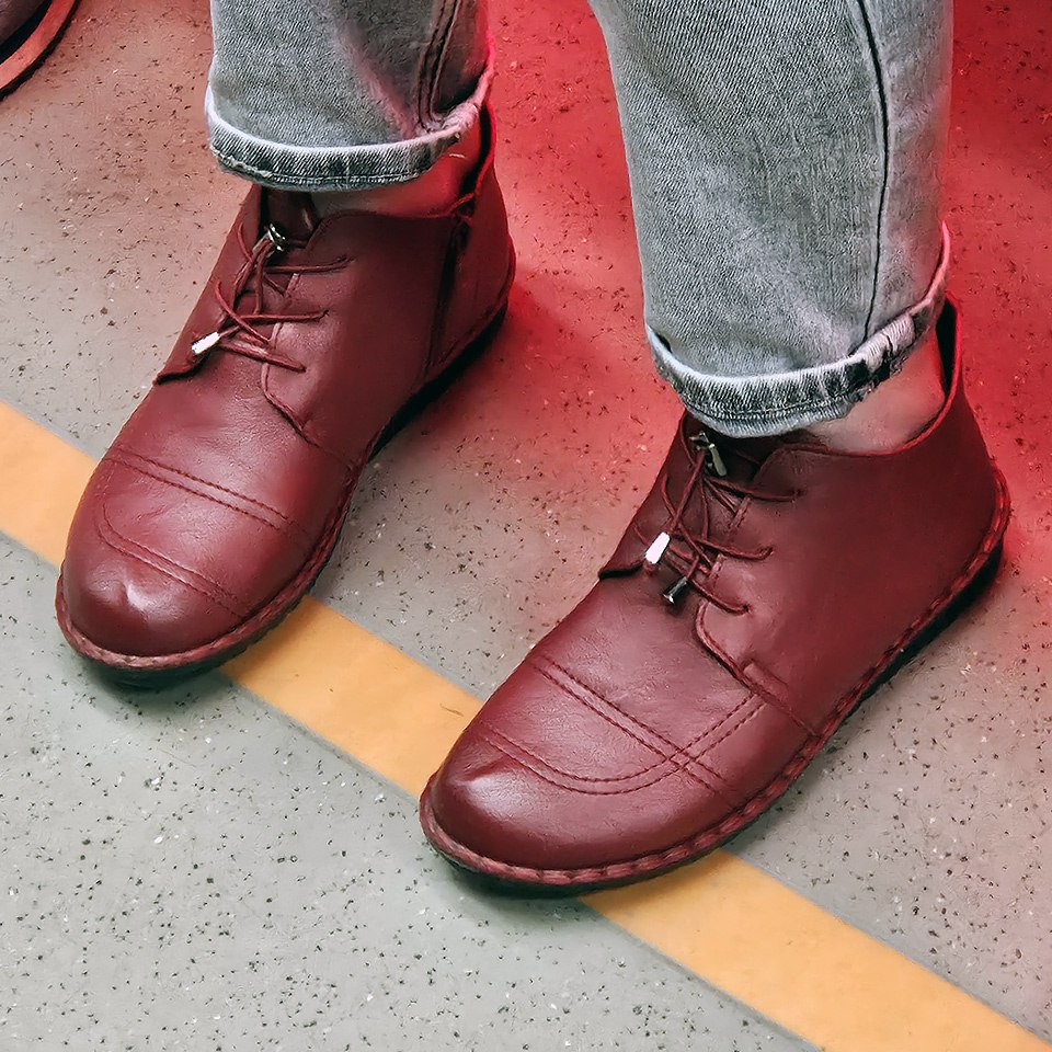 На фоне вот этого всего чёрно-серого ловите немного жизнерадостного✨ БОРДОВОГО!
Пусть в ваших днях тоже будет что-то жизнерадостное⚡️ и яркое⭐️! 
#обувь #ноябрь #2024г #ногимосковскогометро #NMMetro #... | Сетка — социальная сеть от hh.ru