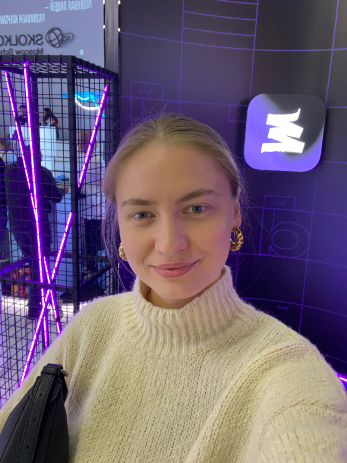 Всем привет с TeamLead conf ♥️
теперь я в сетке) я фанлрайзер в Сколково и впервые попала на такую конфу. Мне понравилась. Рекомендую | Сетка — социальная сеть от hh.ru