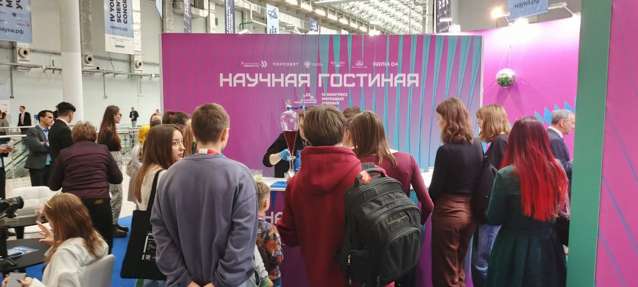 Стенд "Научная гостиная"  – это большое пространство с кофетерием, студией для интервью, лекторием и демонстрацией различных научно-технических достижений от разных университетов и научных объединений | Сетка — социальная сеть от hh.ru