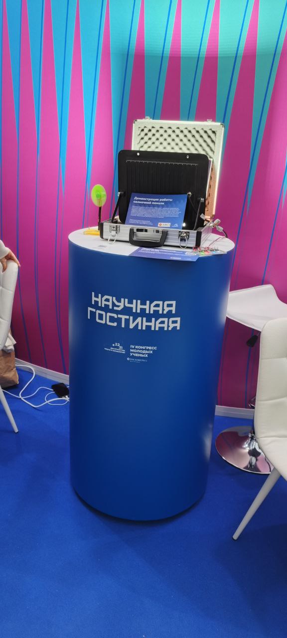 Стенд "Научная гостиная"  – это большое пространство с кофетерием, студией для интервью, лекторием и демонстрацией различных научно-технических достижений от разных университетов и научных объединений | Сетка — социальная сеть от hh.ru
