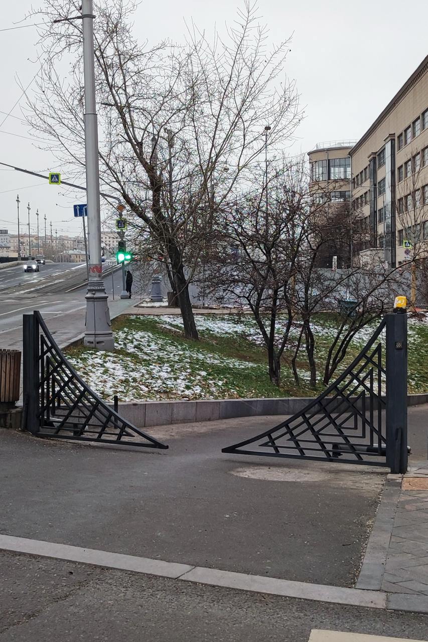 Очень изящная автомобильная калитка. 
Какие минусы вы видите? Что бы улучшили и почему? | Сетка — социальная сеть от hh.ru