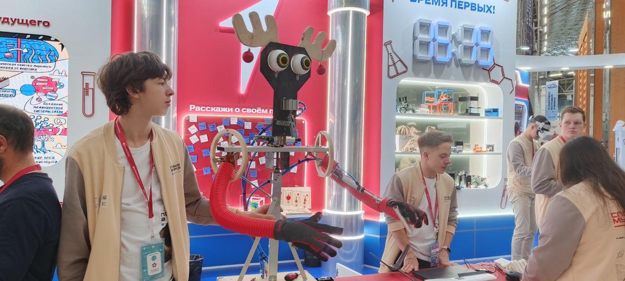 На стенде "Движения первых" представлены различные  научные проекты от школьников. Также на стенде проводили мастер-классы, лекции и квизы | Сетка — социальная сеть от hh.ru