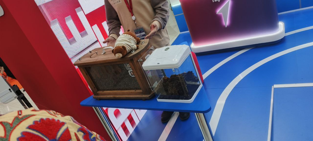 На стенде "Движения первых" представлены различные  научные проекты от школьников. Также на стенде проводили мастер-классы, лекции и квизы | Сетка — социальная сеть от hh.ru