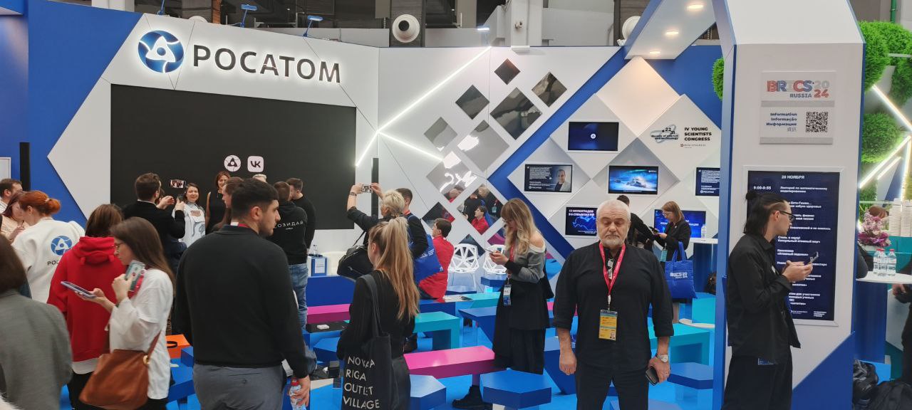 Довольно большой стенд - стенд "Росатома". На площадке была демонстрация проекта "Прорыв". Лекторий с различными лекциями и дискуссиями, связанными с продвижением учёных, их проектов и акселераторами | Сетка — социальная сеть от hh.ru