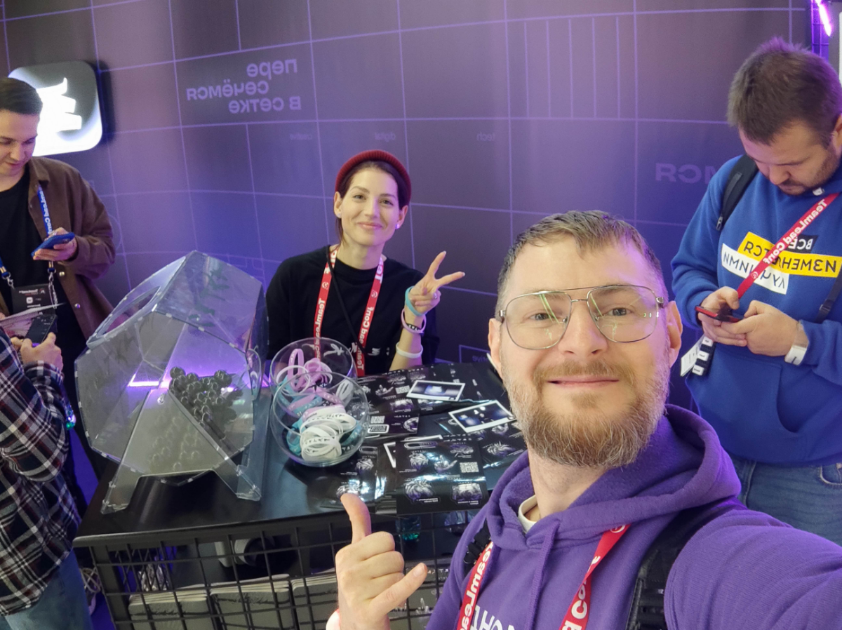 На TeamleadConf на стенде Сетки с очаровательной Мирой | Сетка — социальная сеть от hh.ru