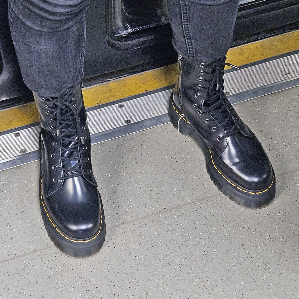 ГРИНДЕРСЫ (grinders) — грубые ботинки на шнуровке, которые оснащены толстой резиновой подошвой. Название получили от бренда Grinders 🏴󠁧󠁢󠁥󠁮󠁧󠁿, который, как и Dr | Сетка — социальная сеть от hh.ru