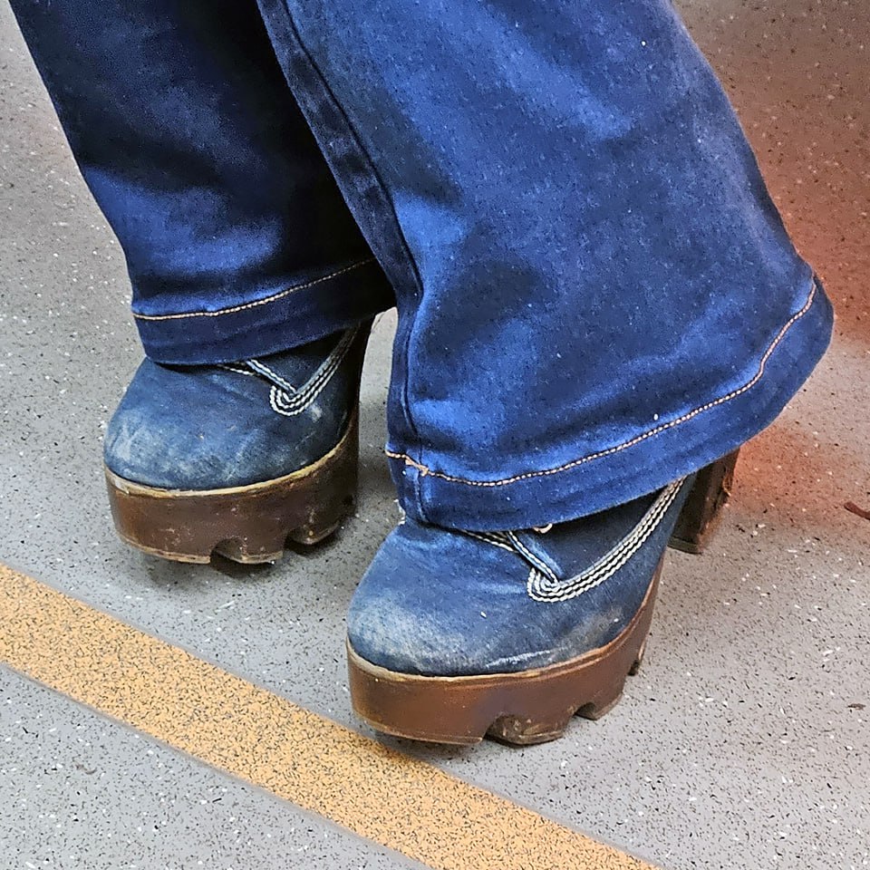 ДЖИНСА на МАКСималках! 👖⚡️
#обувь #ноябрь #2024г #ногимосковскогометро #NMMetro #метро #москва #джинсовый #ботинки | Сетка — социальная сеть от hh.ru