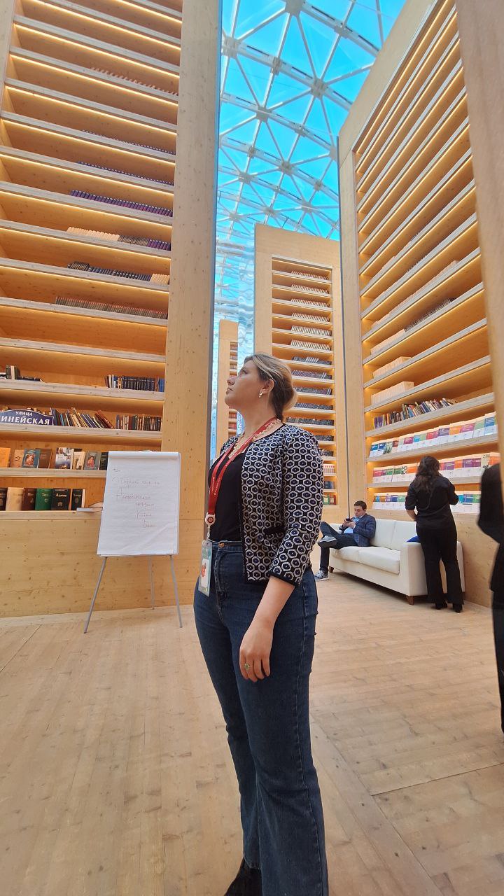 Женщина сказала — женщина сделала 
Краткий обзор по стендам:
Самый красивый и "соцсетный" был небольшой но эффектный стенд-библиотека; совместное детище издательства "Наука" и Угиверситета Сириус, где... | Сетка — социальная сеть от hh.ru