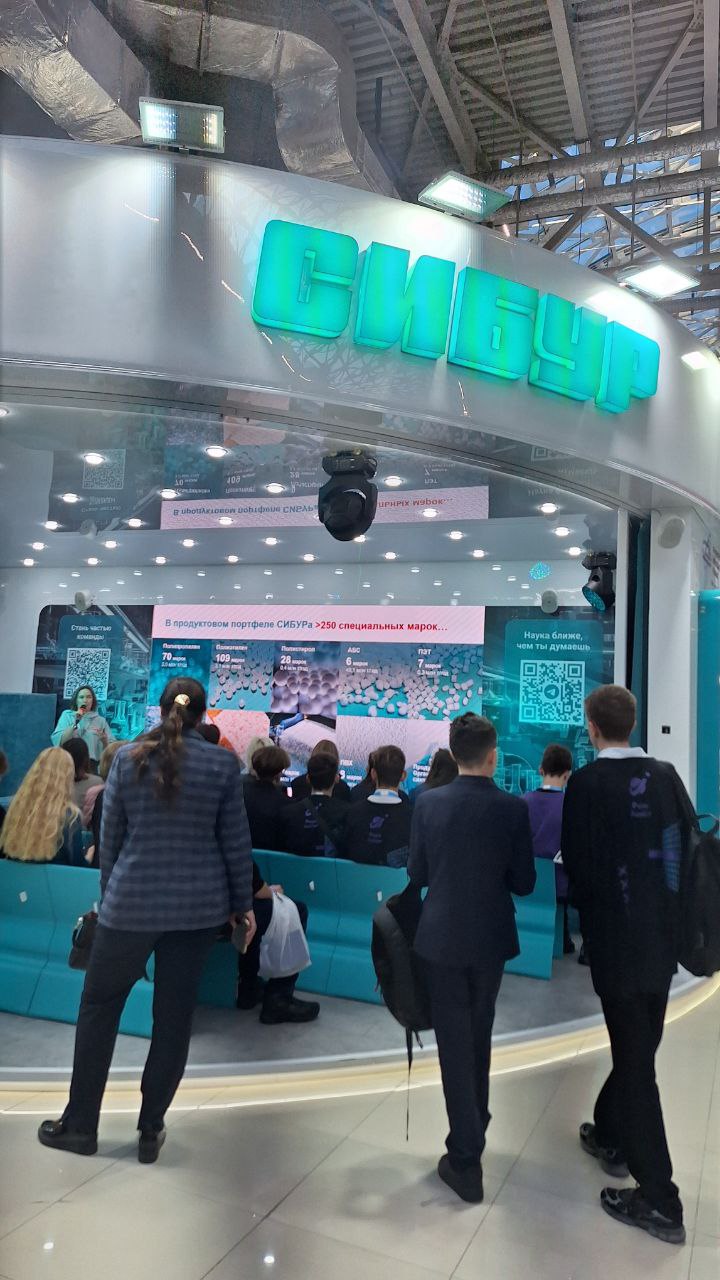 Самый большой стенд - у Сибура, но мне сложно про него сказать что-то особенно интересное
Качество стендов вообще очень высокое, поэтому на фоне остальных он выглядит крутым и на уровне, но на выставк... | Сетка — социальная сеть от hh.ru