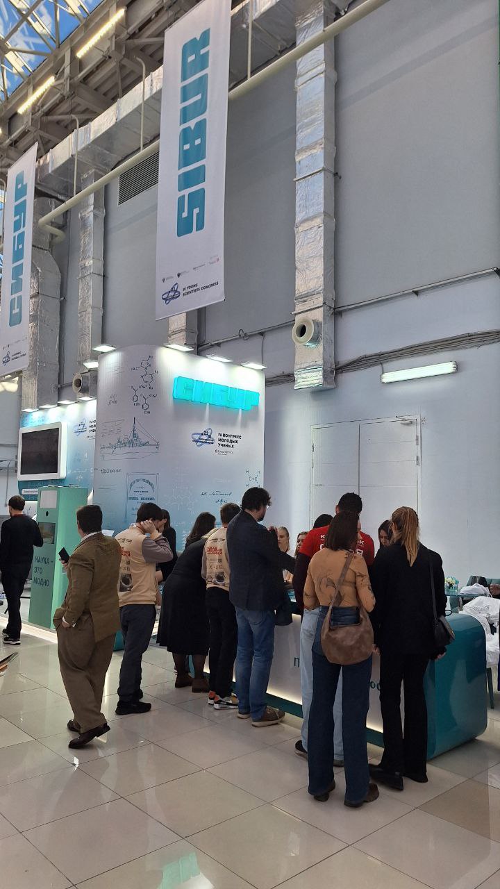 Самый большой стенд - у Сибура, но мне сложно про него сказать что-то особенно интересное
Качество стендов вообще очень высокое, поэтому на фоне остальных он выглядит крутым и на уровне, но на выставк... | Сетка — социальная сеть от hh.ru