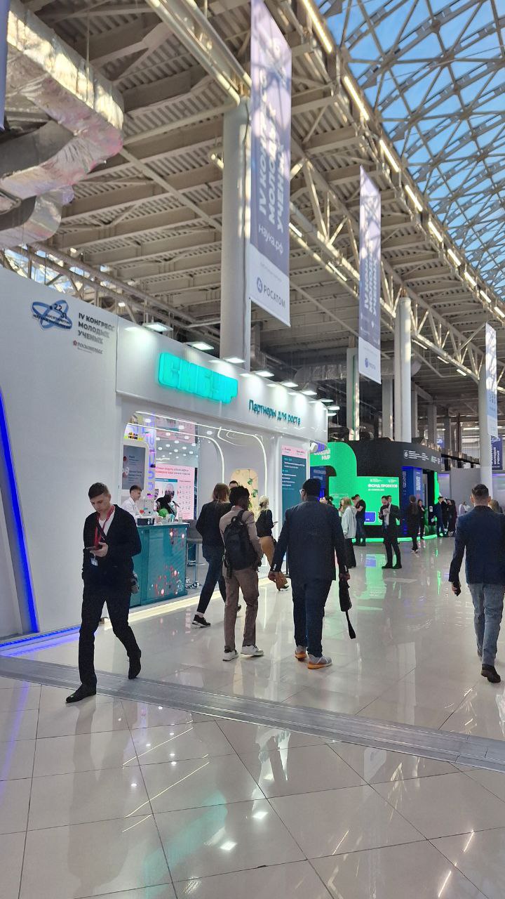 Самый большой стенд - у Сибура, но мне сложно про него сказать что-то особенно интересное
Качество стендов вообще очень высокое, поэтому на фоне остальных он выглядит крутым и на уровне, но на выставк... | Сетка — социальная сеть от hh.ru