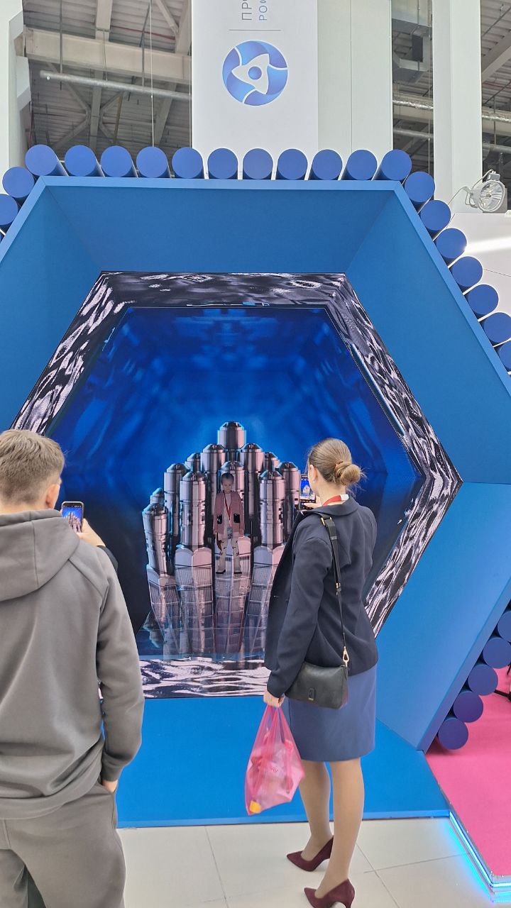 Территория выставки в целом огромна, мероприятий много, и стенды сделаны очень качественно и в основной массе стильно
Коридор-выставка был классным если бы ещё через него не ходила такая толпа 😁 | Сетка — социальная сеть от hh.ru