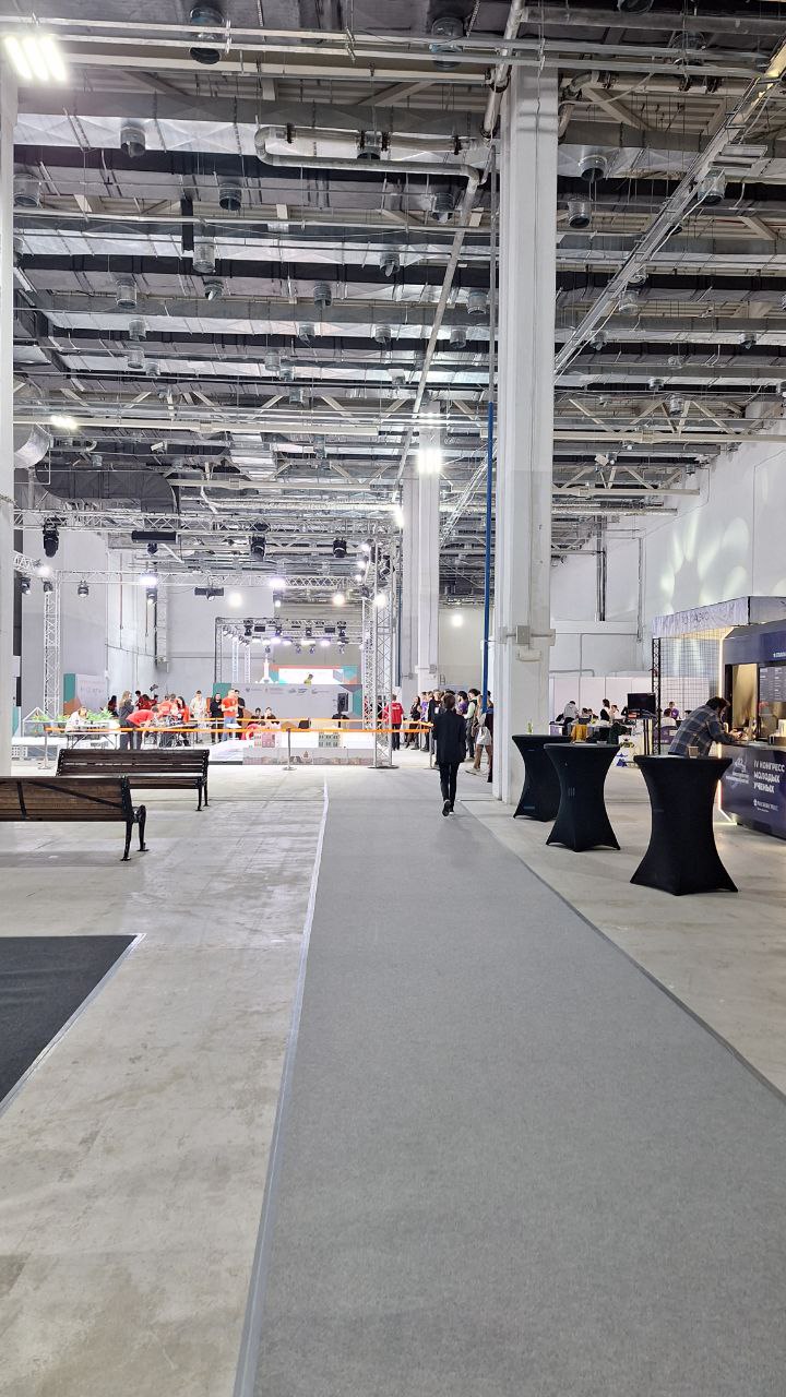 Территория выставки в целом огромна, мероприятий много, и стенды сделаны очень качественно и в основной массе стильно
Коридор-выставка был классным если бы ещё через него не ходила такая толпа 😁 | Сетка — социальная сеть от hh.ru
