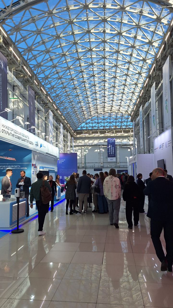 Территория выставки в целом огромна, мероприятий много, и стенды сделаны очень качественно и в основной массе стильно
Коридор-выставка был классным если бы ещё через него не ходила такая толпа 😁 | Сетка — социальная сеть от hh.ru
