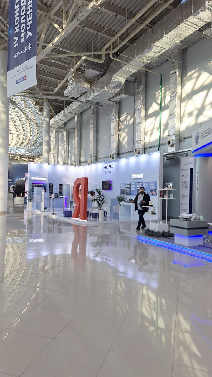 Территория выставки в целом огромна, мероприятий много, и стенды сделаны очень качественно и в основной массе стильно
Коридор-выставка был классным если бы ещё через него не ходила такая толпа 😁 | Сетка — социальная сеть от hh.ru