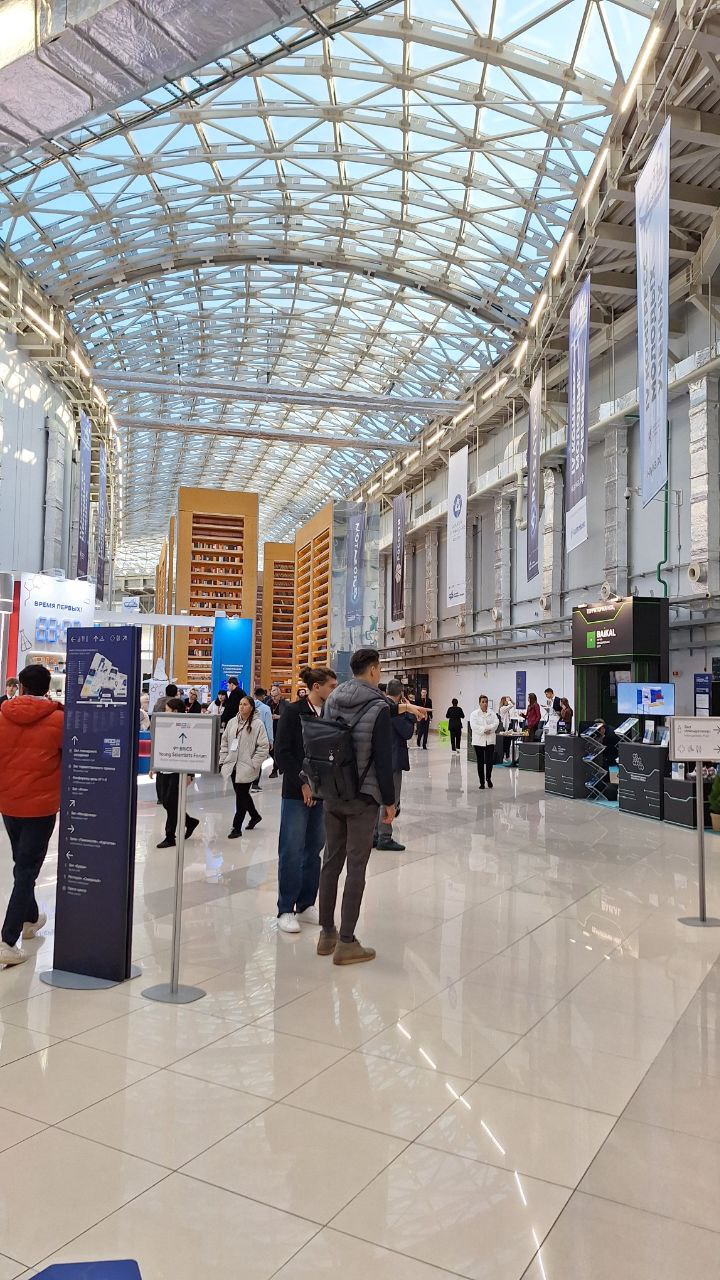 Территория выставки в целом огромна, мероприятий много, и стенды сделаны очень качественно и в основной массе стильно
Коридор-выставка был классным если бы ещё через него не ходила такая толпа 😁 | Сетка — социальная сеть от hh.ru