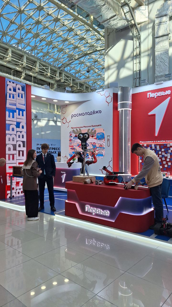 Территория выставки в целом огромна, мероприятий много, и стенды сделаны очень качественно и в основной массе стильно
Коридор-выставка был классным если бы ещё через него не ходила такая толпа 😁 | Сетка — социальная сеть от hh.ru