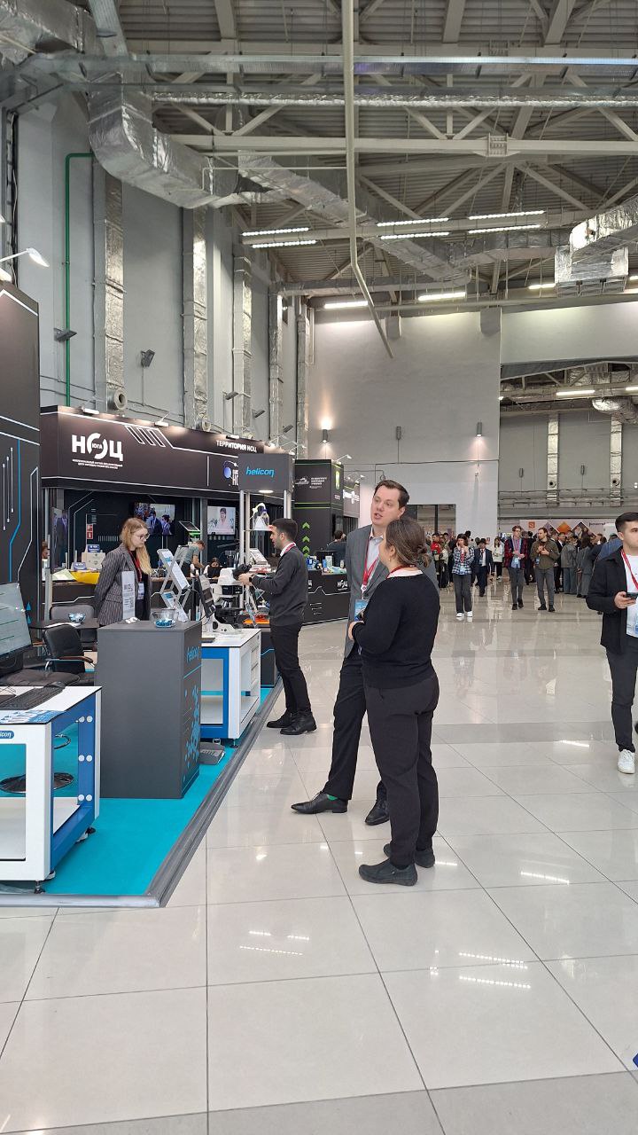Территория выставки в целом огромна, мероприятий много, и стенды сделаны очень качественно и в основной массе стильно
Коридор-выставка был классным если бы ещё через него не ходила такая толпа 😁 | Сетка — социальная сеть от hh.ru